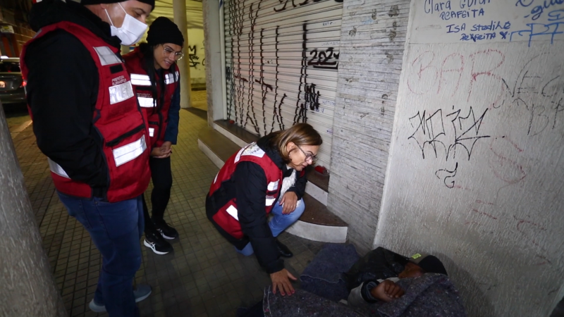 Agentes da Assist&ecirc;ncia Social encaminham pessoas em situa&ccedil;&atilde;o de rua para abrigos na capital – Foto: PMF/Divulga&ccedil;&atilde;o/ND