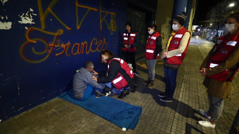 Agentes da Assist&ecirc;ncia Social encaminham pessoas em situa&ccedil;&atilde;o de rua para abrigos na capital – Foto: PMF/Divulga&ccedil;&atilde;o/ND