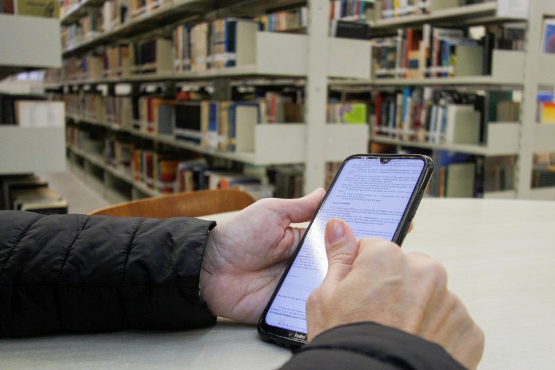 Em meio a tantas op&ccedil;&otilde;es, leitores ainda s&atilde;o adeptos do formato impresso, mas e-book e audiobook j&aacute; fazem parte do dia a dia- Foto: Leo Munhoz/ND