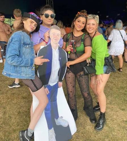 No evento, jovem de papel&atilde;o virou sensa&ccedil;&atilde;o, posando com irm&atilde; e v&aacute;rios jovens – Foto: Reprodu&ccedil;&atilde;o/Facebook/ND