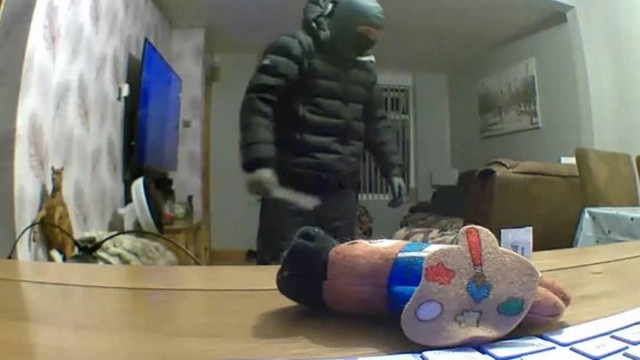 C&acirc;mera de computador mostra ladr&atilde;o entrando em casa e parando diante de morador adormecido – Foto: Reprodu&ccedil;&atilde;o/SWNS/ND