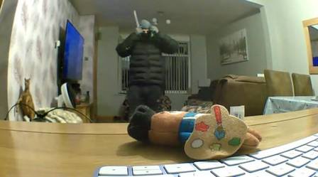 O homem n&atilde;o demorou muito na casa e foi embora sem levar nada – Foto: Reprodu&ccedil;&atilde;o/SWNS/ND