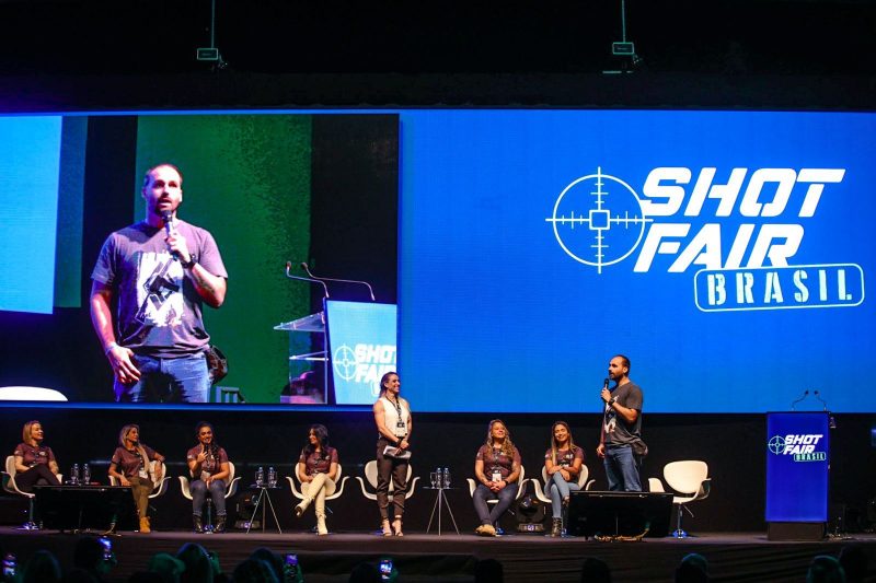 Eduardo Bolsonaro veio sozinho e tirou fotos e conversou com p&uacute;blico e nos estandes da feira. – Foto: Divulga&ccedil;&atilde;o