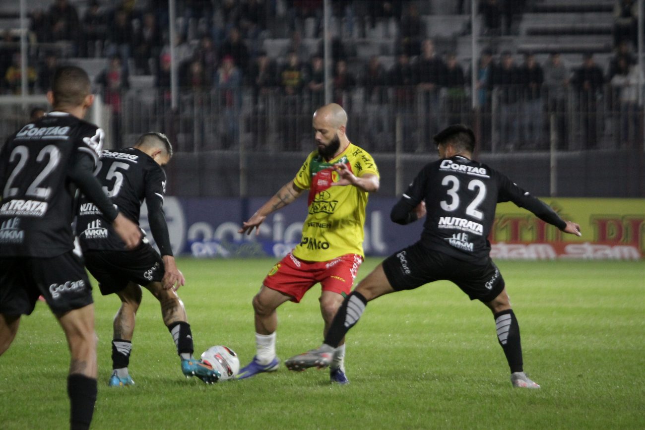 Brusque Bate A Ponte Preta E Volta A Vencer Na Série B Do Brasileirão ...