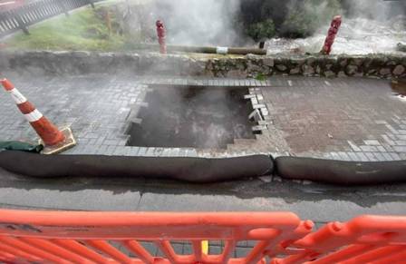 Idosa caiu em buraco que se abriu em cal&ccedil;ada na Nova Zel&acirc;ndia – Foto: @NZStuff/Reprodu&ccedil;&atilde;o/ND