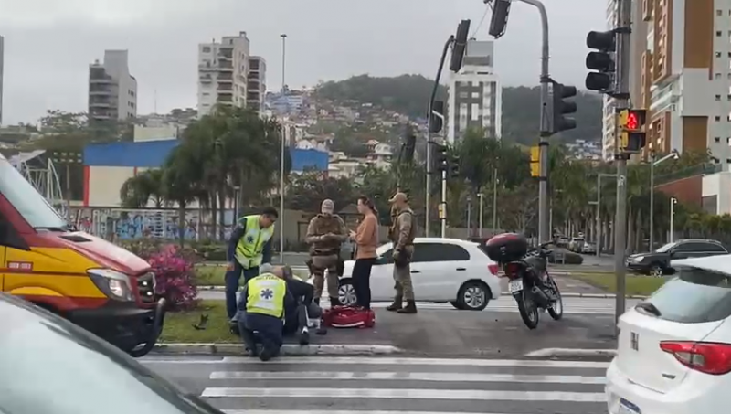 Motoqueiro apresentou les&otilde;es leves e foi atendido no local – Foto: PMSC/Reprodu&ccedil;&atilde;o/ND