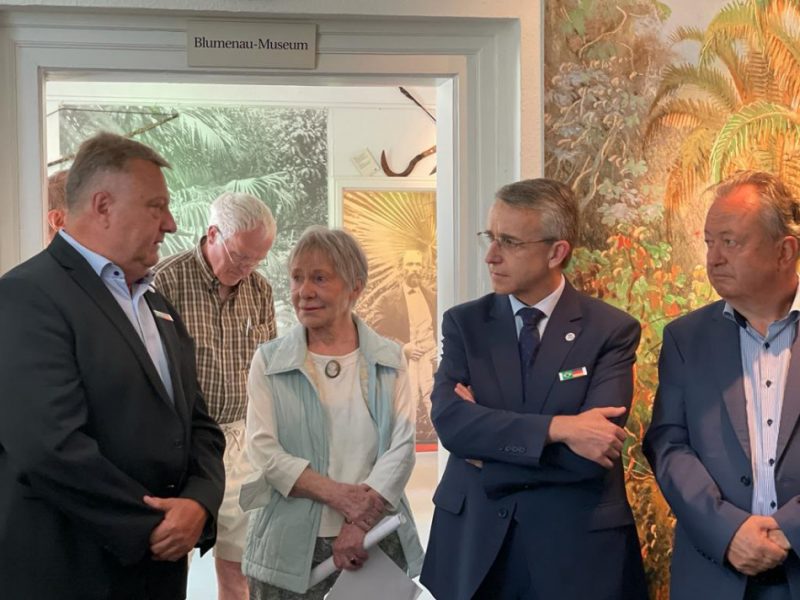 Jutta Blumenau esteve reunida com o prefeito da cidade na Alemanha – Foto: Divulga&ccedil;&atilde;o/Prefeitura de Blumenau/ND