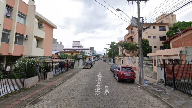 Jovem baleado na rua em Canasvieiras – Foto: Google Street View/Reprodu&ccedil;&atilde;o/ND