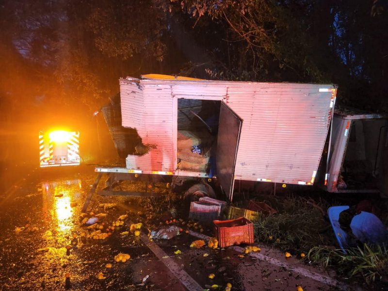FOTOS: Motorista de caminh&atilde;o morre em grave acidente em Palmitos – Foto: Corpo de Bombeiros Militar/Divulga&ccedil;&atilde;o/ND