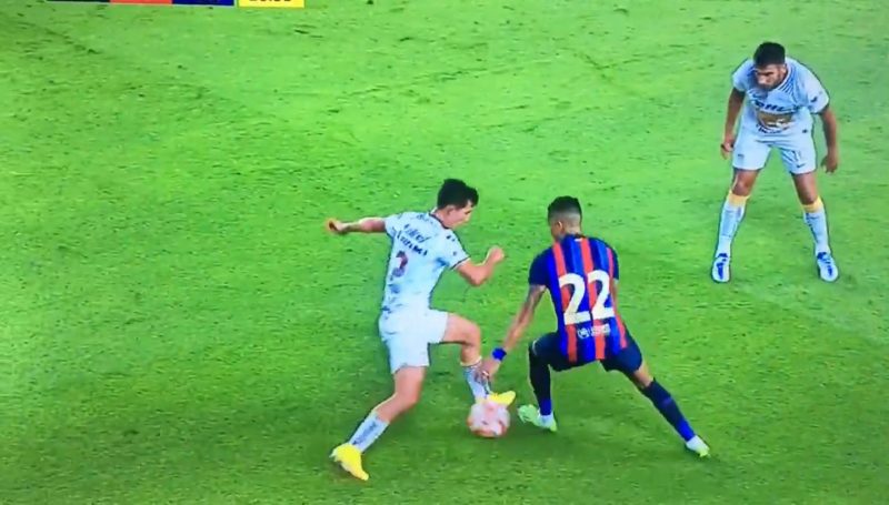 Raphinha d&aacute; linda caneta em jogador do Pumas – Foto: Reprodu&ccedil;&atilde;o/Internet