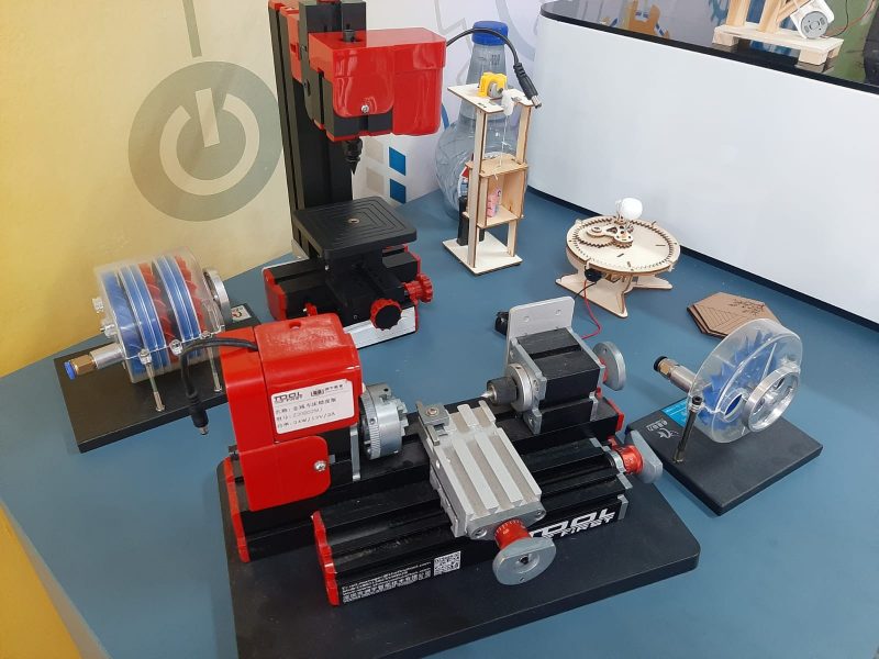 A Cultura Maker tem como objetivo mostrar que o aluno &eacute; capaz de construir conhecimento e n&atilde;o apenas consumir algo j&aacute; pronto – Foto: Divulga&ccedil;&atilde;o/Col&eacute;gio Ant&ocirc;nio Peixoto