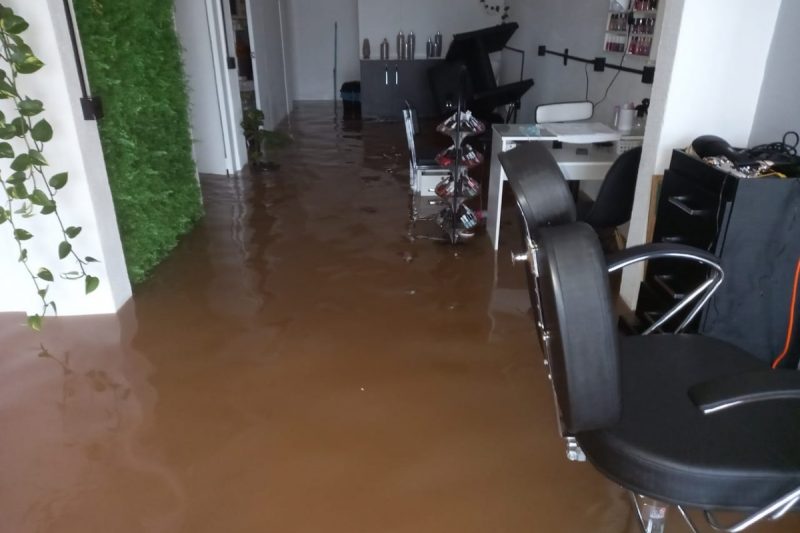 O sal&atilde;o de Giane foi tomado pela &aacute;gua durante temporal – Foto: Jonathan Rocha/NDTV