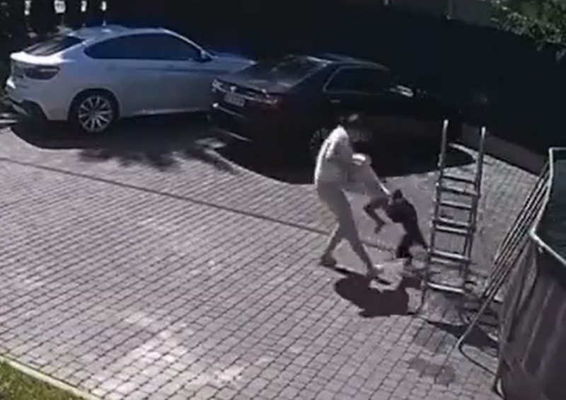 Menina ucraniana refugiada foi atacada por macaco no quintal de casa em Moscou – Foto: Reprodu&ccedil;&atilde;o V&iacute;deo/ND