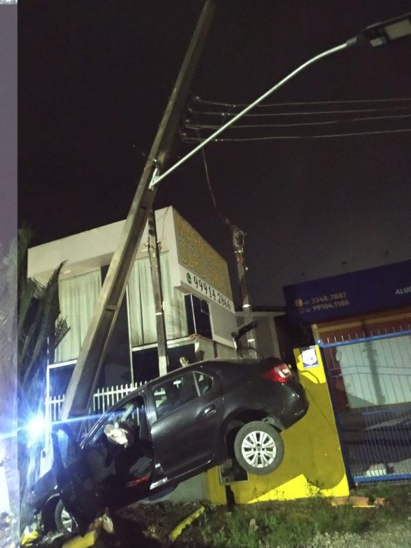 Condutor saiu da pista e colidiu com o ve&iacute;culo em um poste. – Foto: Divulga&ccedil;&atilde;o/PMRv/ND