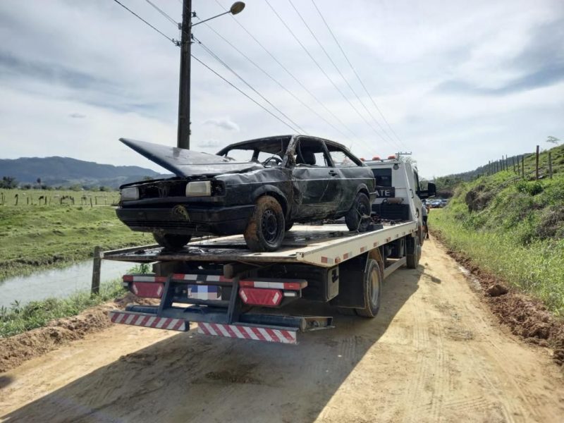 Passageiro morre ap&oacute;s carro capotar e cair em c&oacute;rrego em SC – Foto: CBM/Divulga&ccedil;&atilde;o/ND