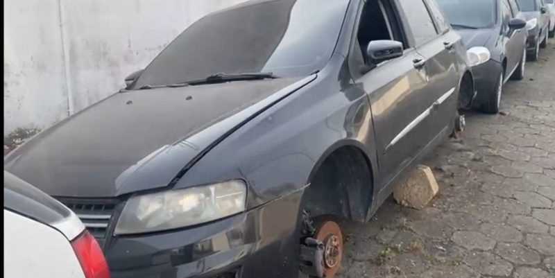 FIAT Stilo teve rodas furtadas e foi deixado erguido por lajota – Foto: Reprodu&ccedil;&atilde;o/ND