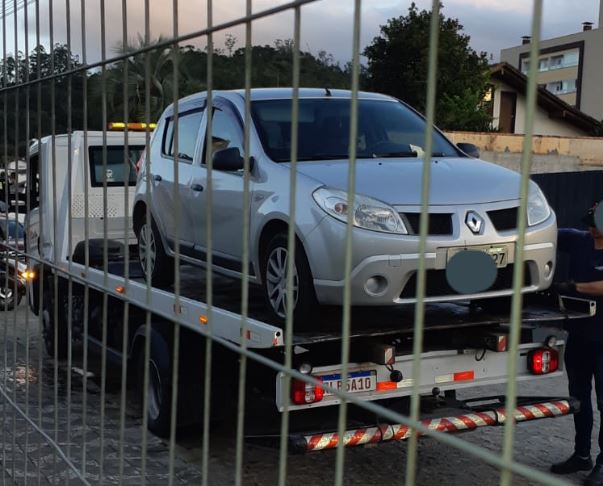 Carros s&atilde;o guinchados pela Guarda de Tr&acirc;nsito por estacionamento em local proibido nos arredores do Parque Vila Germ&acirc;nica – Foto: Cesar Blumenau/ND
