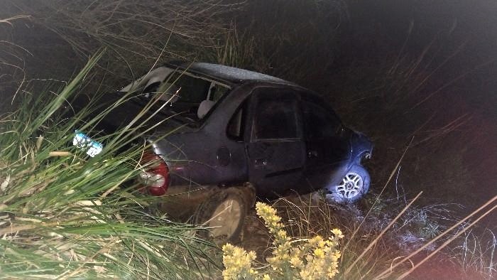 Ao chegar no local do acidente foi constado que o motorista perdeu o controle, saiu da pista e capotou. Foto: PMRv/Divulga&ccedil;&atilde;o/ND