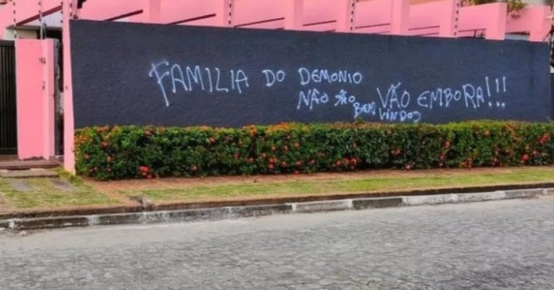 Muro da mans&atilde;o de Arthur O Urso amanheceu pichado – Foto: Reprodu&ccedil;&atilde;o