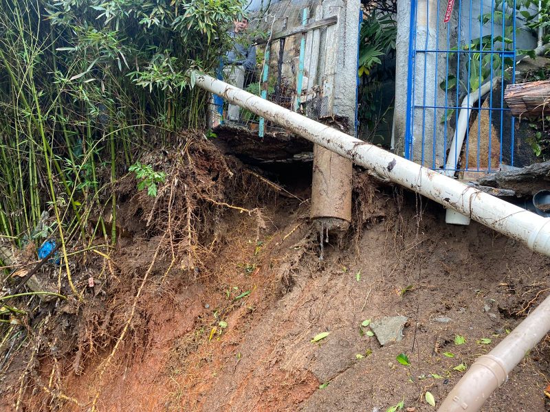 Base de casa sofre deslizamento em Florian&oacute;polis – Foto: PMF/Divulga&ccedil;&atilde;o/ND