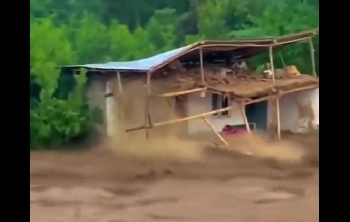 Casa &eacute; varrida pela correnteza no Paquist&atilde;o – Foto: Reprodu&ccedil;&atilde;o/Twitter/ND