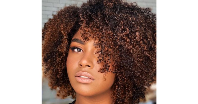 Castanho iluminado –&nbsp;Veja como sair do b&aacute;sico castanho para tons quentes, iluminando os fios. O resultado &eacute; esse corte privilegiado, que est&aacute; bombando nos sal&otilde;es.