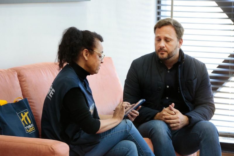 Adriano Silva foi o primeiro a responder ao question&aacute;rio do Censo 2022 – Foto: Prefeitura de Joinville/Divulga&ccedil;&atilde;o