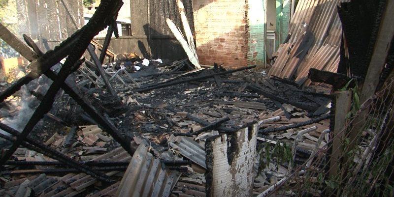 Inc&ecirc;ndio foi controlado pelos bombeiros – Foto: Roberto Bortolanza/ND