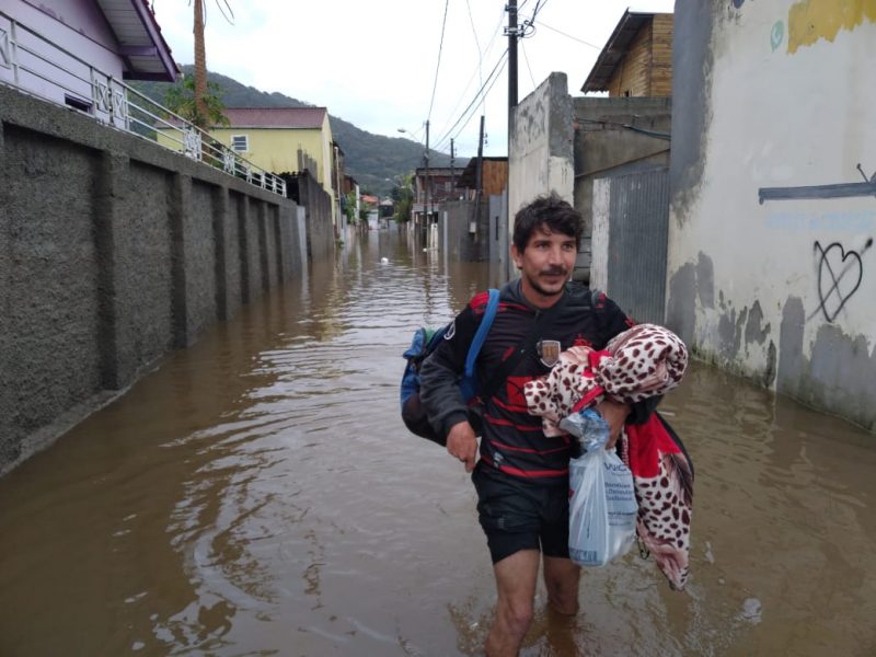 Chuva intensa na Servid&atilde;o Beira Rio no bairro Rio Tavares – Foto: Nicolas Hor&aacute;cio/Divulga&ccedil;&atilde;o/ND