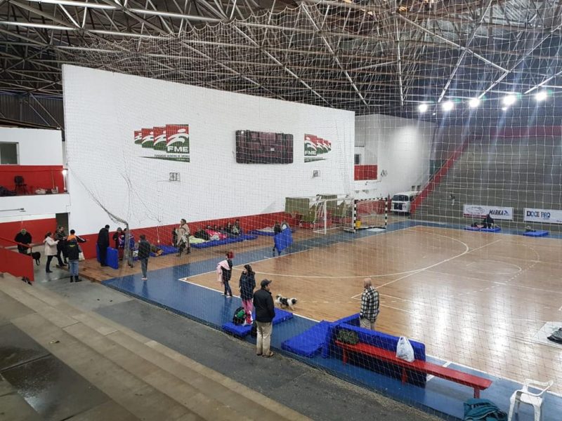 Prefeitura de Crici&uacute;ma transformou o Gin&aacute;sio Municipal Irm&atilde;o Walmir Ant&ocirc;nio Orsi em um abrigo provis&oacute;rio – Foto: Samuel Borges/Decom/Crici&uacute;ma/ND