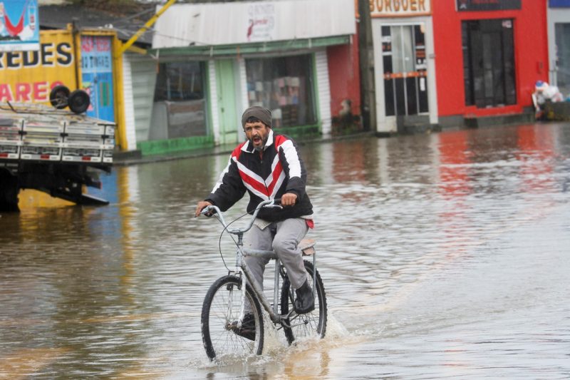 Certos dias, &eacute; preciso “pedalar contra a mar&eacute;” – Foto: Leo Munhoz/ND