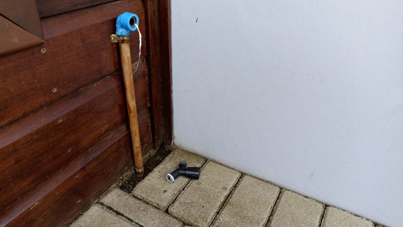 Torneira quebrada era de um escrit&oacute;rio de vendas de terrenos. – Foto: Cleiton C. Ferrasso/Divulga&ccedil;&atilde;o/ND