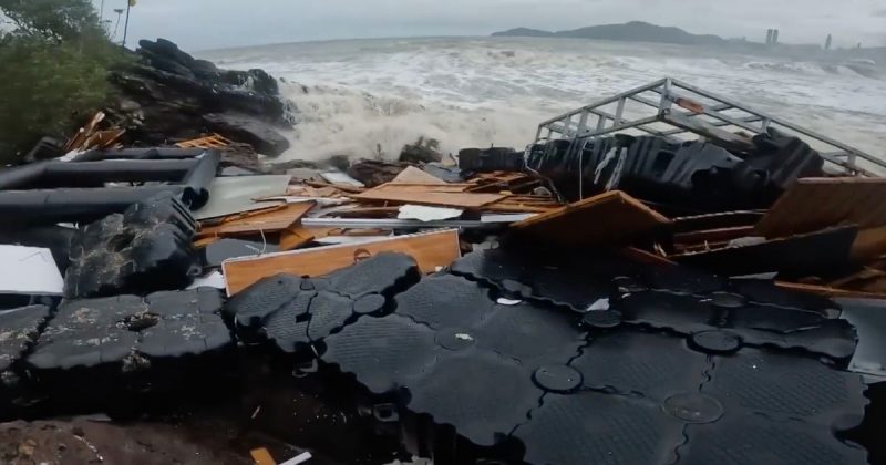 Destro&ccedil;os do clube flutuante de Balne&aacute;rio Cambori&uacute; – Foto: Reprodu&ccedil;&atilde;o