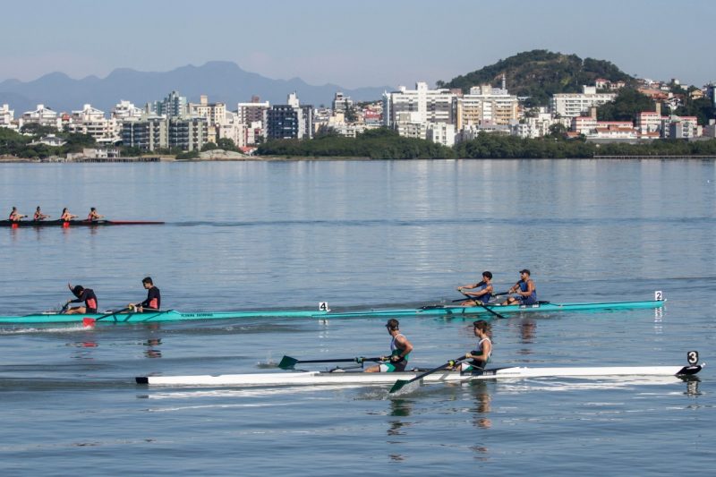 Atletas de remo durante prova da segunda etapa