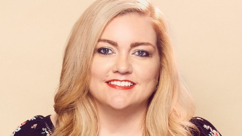 Conheça Colleen Hoover, a autora que domina a lista de livros mais vendidos do Brasil e dos EUA
