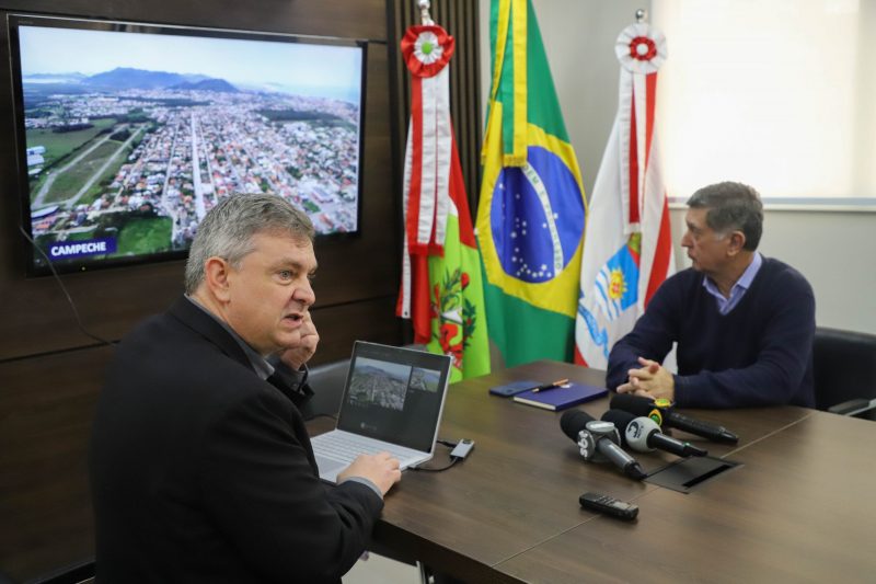 Secret&aacute;rio Michel Mittmann, de Planejamento Urbano e Mobilidade, e o prefeito Top&aacute;zio Neto na coletiva desta segunda-feira (8) – Foto: Sofia Leal/Divulga&ccedil;&atilde;o/ND