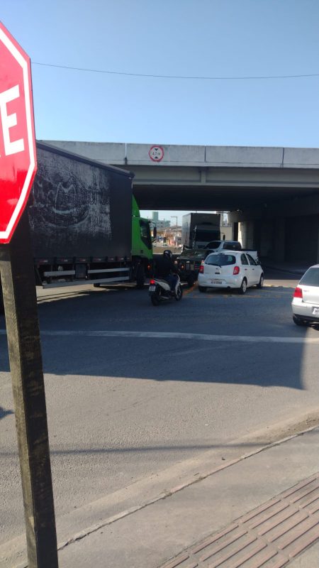 Acidente ocorreu no viaduto do bairro Jardim Eldorado em Palho&ccedil;a na grande Florian&oacute;polis, n&atilde;o houve vitimas, apenas danos materiais – Foto: Reprodu&ccedil;&atilde;o/Divulga&ccedil;&atilde;o/ND