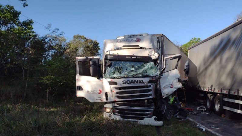 Colis&atilde;o envolveu dois caminh&otilde;es. – Foto: Belos FM/Reprodu&ccedil;&atilde;o/ND