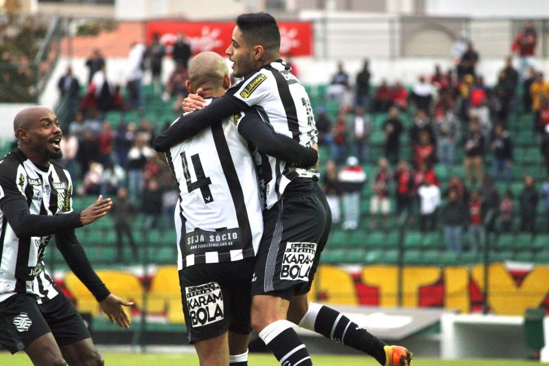 Jogadores do Figueirense comemoram um dos gols da partida – Foto: Patrick Floriani/FFC/ND