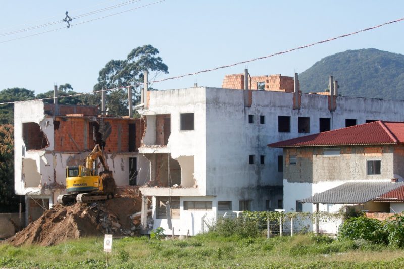 Constru&ccedil;&atilde;o irregular nos ingleses n&atilde;o respeita dist&acirc;ncia m&iacute;nima da edifica&ccedil;&atilde;o vizinha – Foto: Leo Munhoz/ND
