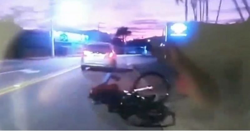 Ciclista foi atingido por um carro em Blumenau – Foto: Reprodu&ccedil;&atilde;o/NDTV RecordTV