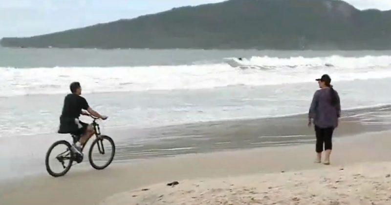 Praia dos Ingleses amanhece com mar revolto nesta quinta-feira em Florian&oacute;polis – Foto: Reprodu&ccedil;&atilde;o/NDTV RecordTV