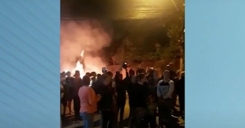 Moradores fazem manifesta&ccedil;&atilde;o ap&oacute;s Celesc cortar energia em regi&atilde;o de Florian&oacute;polis – Foto: Reprodu&ccedil;&atilde;o/NDTV RecordTV