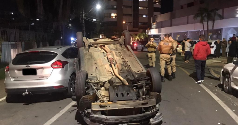 Entenda como esse carro capotou e colidiu em tr&ecirc;s ve&iacute;culos em Crici&uacute;ma – Foto: CBM/Divulga&ccedil;&atilde;o/ND
