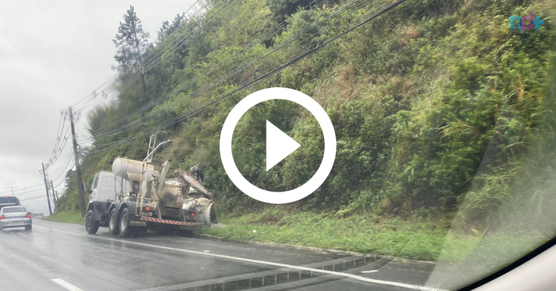 Caminh&atilde;o tombou por volta de 11h40 desta ter&ccedil;a-feira (9) – Foto: PMRv/Divulga&ccedil;&atilde;o/ND