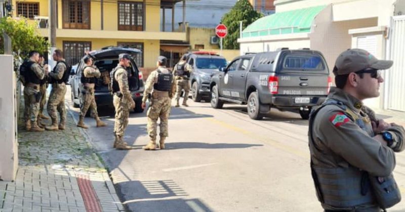 Homem mantinha mulher em c&aacute;rcere privado sob amea&ccedil;a – Foto: Pol&iacute;cia Militar/Divulga&ccedil;&atilde;o