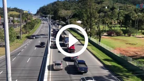 VÍDEOS: Pane e acidente deixam trânsito caótico em Florianópolis; veja locais