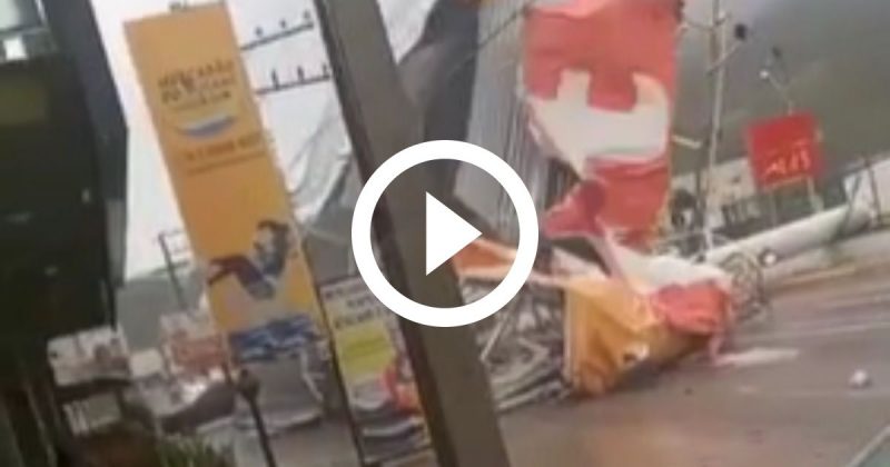 Placa de Fort Atacadista despenca em Porto Belo, por pouco motorista n&atilde;o &eacute; atingido – Foto: Reprodu&ccedil;&atilde;o/ND