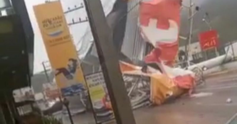 Placa de Fort Atacadista despenca em Porto Belo, por pouco motorista n&atilde;o &eacute; atingido – Foto: Reprodu&ccedil;&atilde;o/ND