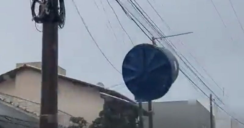 Caixa d’&aacute;gua vai parar em fia&ccedil;&atilde;o de Penha – Foto: Reprodu&ccedil;&atilde;o/Internet